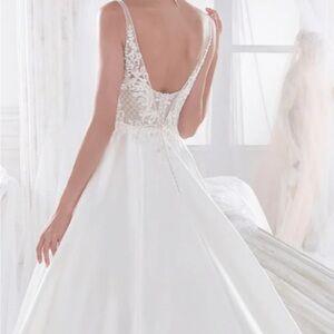 Nicole Spose never worn wedding dress